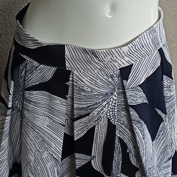 Alive Girl Flower pattern skirt - Picture 3 of 4